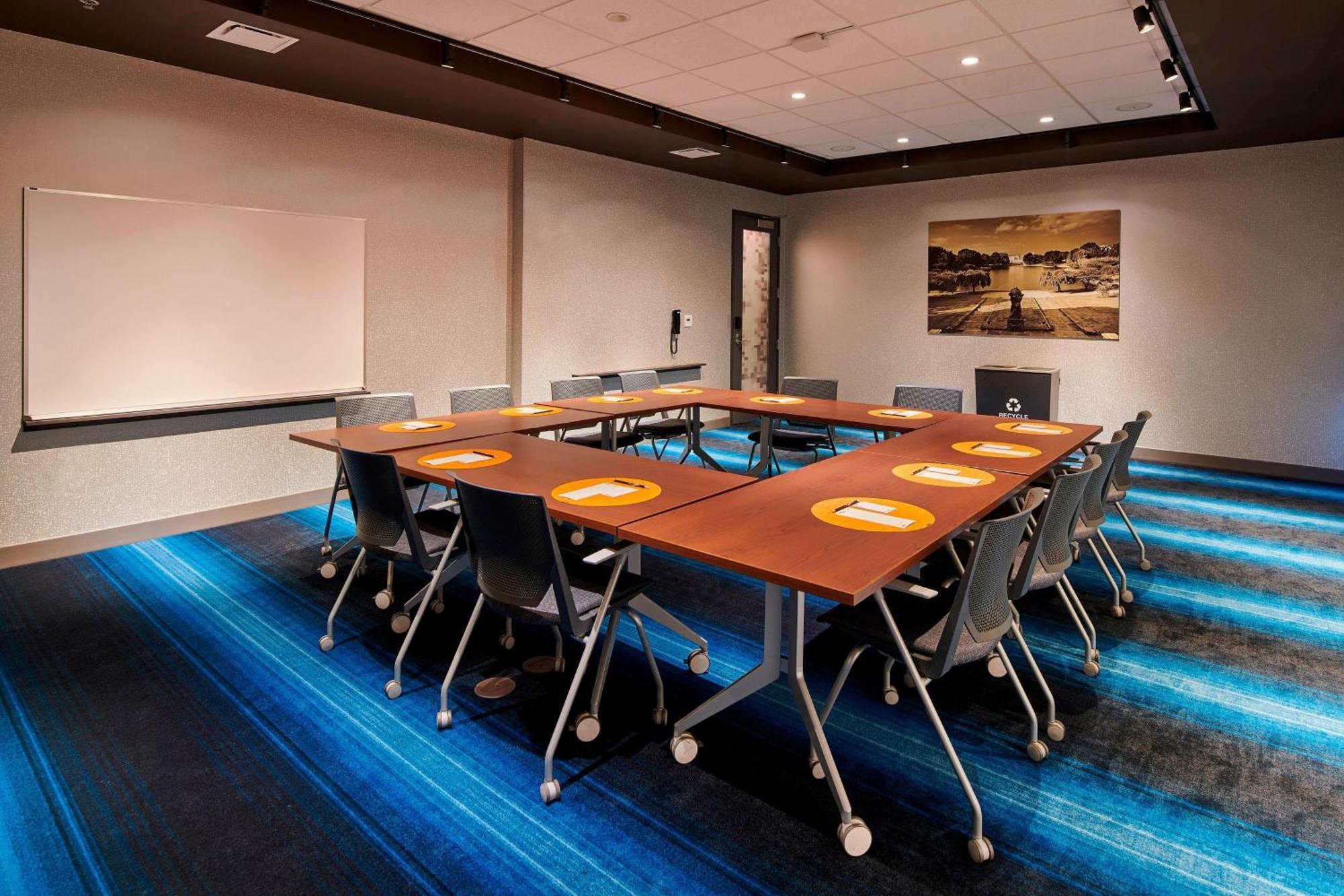 Отель Aloft Cleveland Airport Норт-Олмстед Экстерьер фото