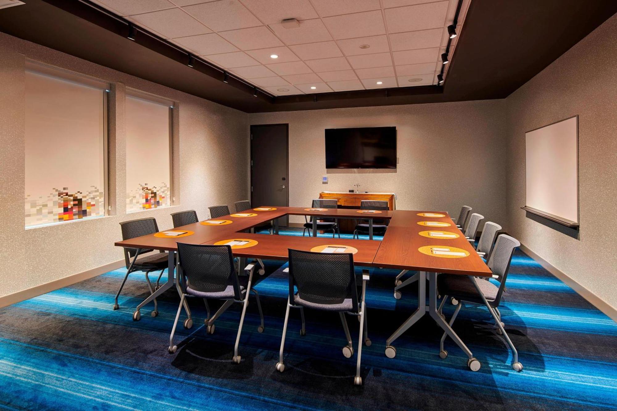 Отель Aloft Cleveland Airport Норт-Олмстед Экстерьер фото