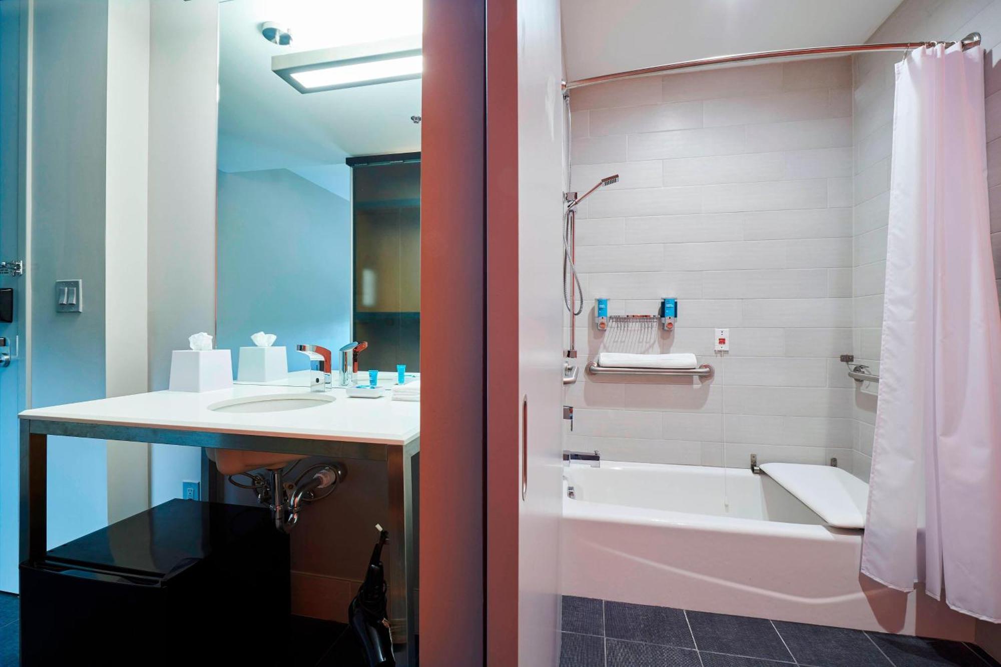 Отель Aloft Cleveland Airport Норт-Олмстед Экстерьер фото