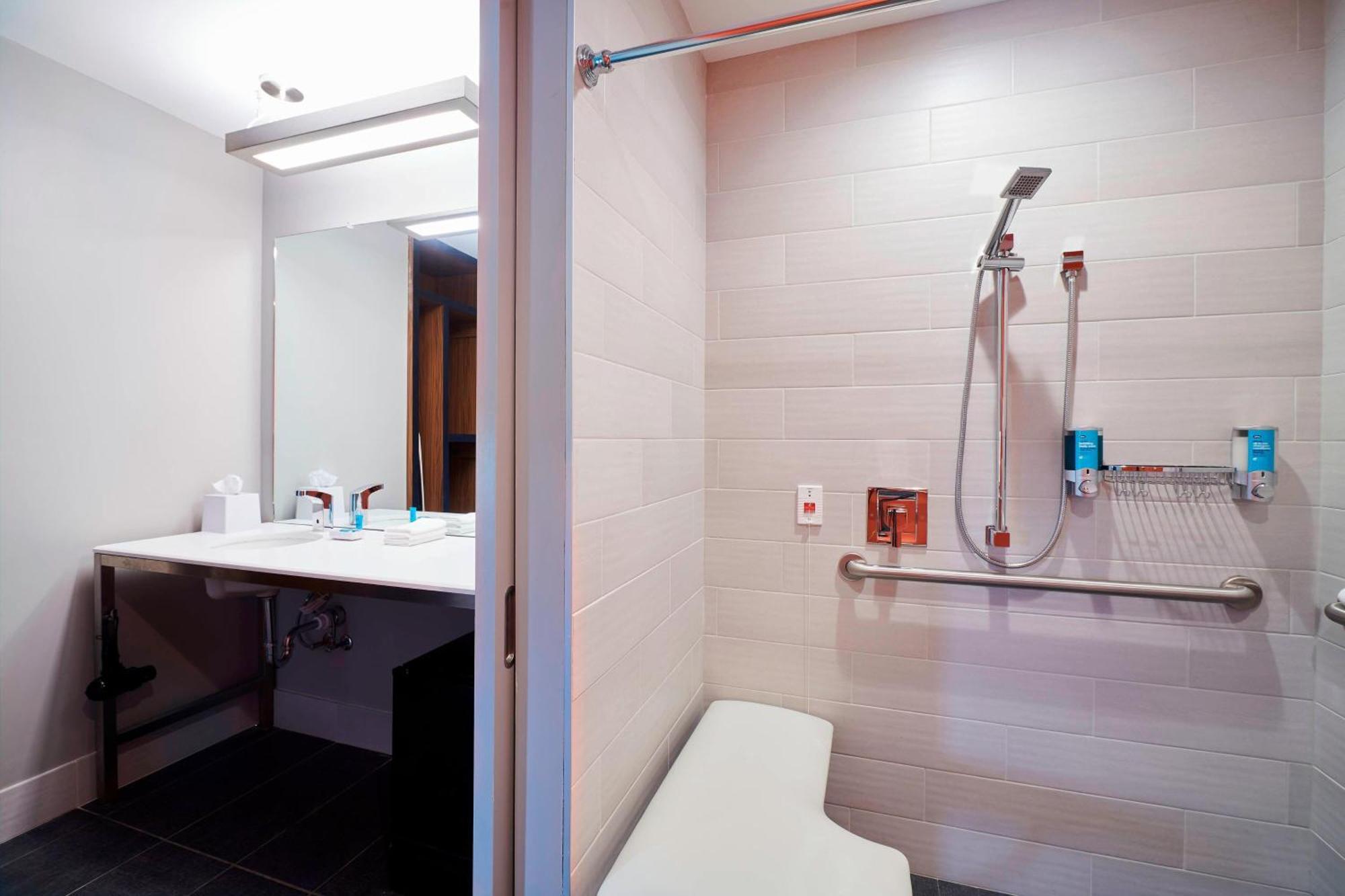 Отель Aloft Cleveland Airport Норт-Олмстед Экстерьер фото